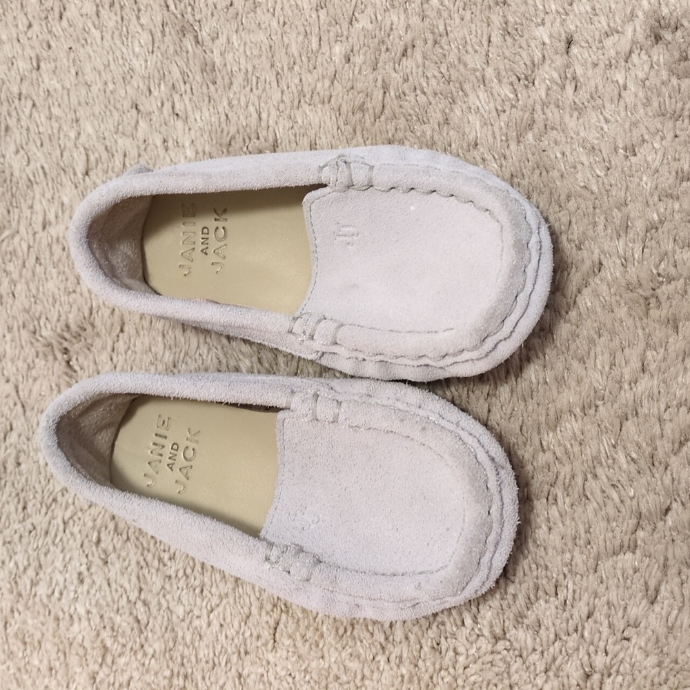 Janie Jack size 6 dress shoe. Silvery/cream color.  Good condition